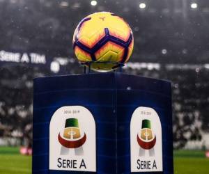 El balón de fútbol y el logotipo oficial de la Serie A italiana se muestran antes del partido de fútbol de la Serie A italiana Juventus vs Parma en el estadio Juventus de Turín. Foto: Agencia AFP.