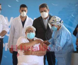 La profesional de la salud recibió la dosis de la vacuna fabricada por el laboratorio Moderna.