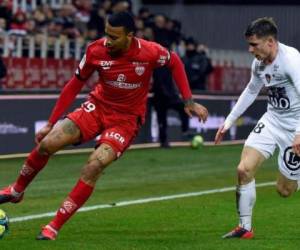 El delantero venezolano de Dijon, Jhonder Cádiz, cubre el balón marcado por el delantero caboverdiano del Brest, Julio Tavares. Foto AFP