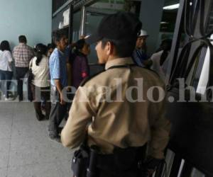 A diario miles de personas llegan a hacer interminables filas en el Hospital de Especialidades y clínicas periféricas del Seguro Social debido al gran incremento de derechohabientes que recibió la institución, las instalaciones y servicios quedan insuficientes.