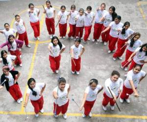 El cuadro de palillonas de la Escuela Jarimer en plena jornada de ensayos para engalanar las fiestas de independencia.