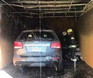 En las redes sociales trascendió que el dueño del automotor dijo que el carro se había prendido en llamas cuando iba en marcha y que en su desesperación se metió al motel.