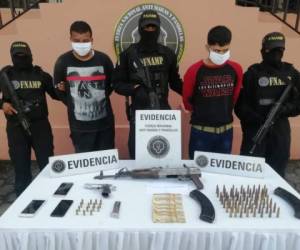 Los detenidos fueron identificados como Maicol Noé Lara Alvarado de 21 años, alias 'El Mike' y Emerson Josué Núñez Flores de 22 años, alias 'El Negro'.