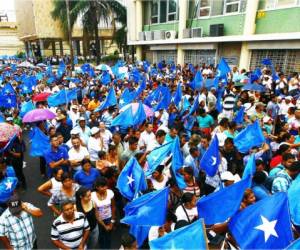 Miembros del Partido Nacional realizaron ayer una marcha que culminó frente al Congreso Nacional de Honduras.