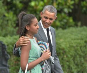Sasha Obama uso las redes sociales para burlarse de su padre. Foto: AFP