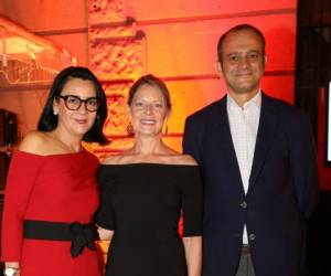 Mandy Bermúdez y Elena Herreros junto a su junto a su esposo, el embajador de España, Miguel Albero.