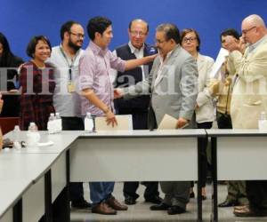 Luego de varios intentos fallidos, ambas partes lograron un consenso para suscribir el convenio que permitirá instalar la mesa mediadora y se reanuden las clases en la UNAH, foto: Marvin Salgado/El Heraldo.