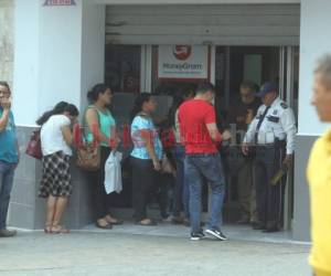 Los bancos atenderán en las demás zonas del territorio nacional en un horario de 9:00 am a 4:00 pm.