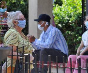 La tercera edad representa el 8% de la población de Honduras, según cifras del INE. Expertos dicen que las personas de 60 o más años deben estar sometidas a un cuidado especial por la letalidad del virus.