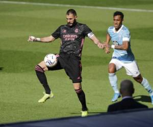 Karim Benzema del Real Madrid controla el balón frente a Renato Tapia del Celta de Vigo en el encuentro del sábado. Foto: AP.