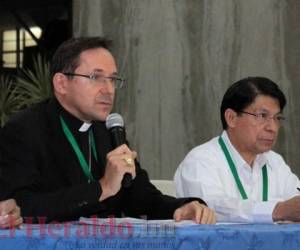 El Nuncio Waldelomar Sommertag (L) de Nicaragua habla junto al Ministro de Relaciones Exteriores de Nicaragua, Denis Moncada Colindres, durante una conferencia de prensa en el marco del 'Diálogo Nacional' con el gobierno de Managua. Foto AFP