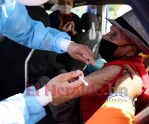 Los adultos mayores deberán ir acompañados de un familiar o amigo que los asista tras ser inmunizados, llevar su identificación, un recibo público, su cita en digital o impresa y vestir una camisa de mangas cortas. Foto: Emilio Flores/ EL HERALDO