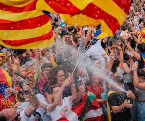 Al dreclarar la independencia de Cataluña decenas de personas salieron a las calles a celebrar. La celebración se realizó con champán.
