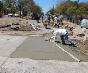El personal encargado del bacheo por parte de la comuna ejecuta la reparación de los corredores viales con concreto hidráulico. Foto: Marlin Herrera