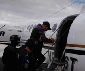 Momento en el que Roberto de Jesús Soto García abordaba el avión hacia Estados Unidos.