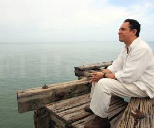 Guillermo Anderson en una foto de EL HERALDO frente al Mar Caribe en La Ceiba.