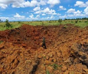 Un miembro de las Fuerzas Armadas muestra uno de los cráteres tras la explosión. Foto: Cortesía.