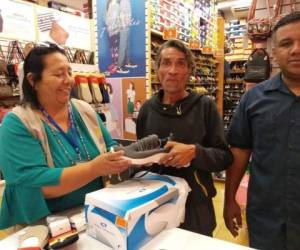 Muy alegre y agradecido, don Óscar realizó ayer la compra de ropa y calzado. Una nueva vida lo está esperando. Foto: EL HERALDO.