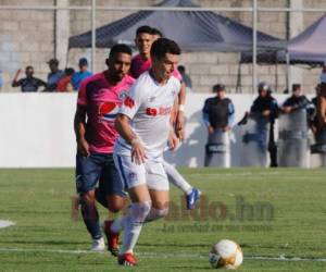 Momento en el que Matías Garrido de Olimpia dominaba el balón ante la marca de Mayorquín. (Foto: Ronal Aceituno / EL HERALDO)