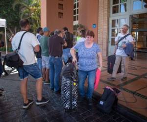 Muchos de los latinos varados habían planeado su viaje hace seis meses, e inicialmente preveían quedarse hasta el 1 de abril en Europa, con etapas en Madrid, Roma y París. Pero la epidemia de coronavirus los sorprendió y deban retornar a sus países. Foto: AFP.