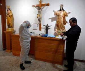 Los presbíteros administran el sacramento de la reconciliación o perdón de los pecados, pero no la extremaunción, pues no pueden ungir a los pacientes por razones sanitarias. AFP.