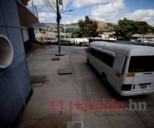 Los empleados de Movilidad Urbana permanecen en la zona. Foto: Emilio Flores | EL HERALDO.