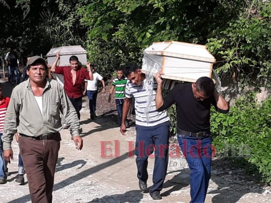 Familiares se aprestan a dar cristiana sepultura a los tres niños asesinados en El Corpus, Choluteca. Fotos: cortesía.