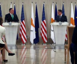 El secretario norteamericano de Estado, Mike Pompeo, a la izquierda, y el presidente chipriota Nicos Anastasiades, hacen declaraciones ante la prensa en el Palacio Presidencial en Nicosia, Chipe. Foto AP