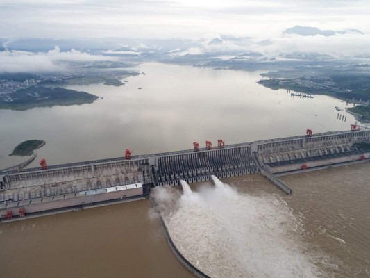El agua sale por un conducto de la represa de las Tres Gargantas, en el río Yangtsé, cerca de Yichang, en Hubei, una provincia del centro de China, el 17 de julio de 2020. (Wang Gang/Xinhua via AP).