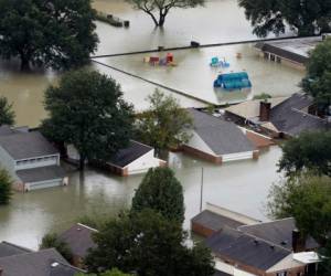 El dique Cypress Creek en la zona Inverness Forest está cerca de su capacidad, advirtió el miércoles el portavoz del condado Harris, Jeff Lindner. Fotos: AP.