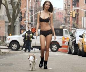 Emily Ratajkowski publicó en Instagram un video en el que se le ve paseando a su perro en ropa interior. Foto captura