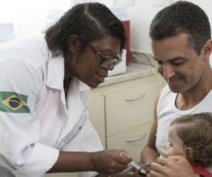 rasil está vacunando a más de 20 millones de personas contra la fiebre amarilla como parte de una campaña masiva para controlar un reciente brote, y el secretario informó que tan solo en el estado de Río se ha vacunado a 8 millones de personas. Foto: AP