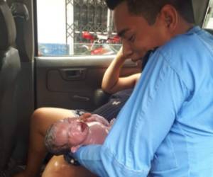 La cara del policía que ayudó a la joven madre conmovió a muchos. Foto: Twitter/@PoliciaHonduras