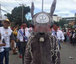Un alumno del emblemático colegio dispuso disfrazarse para representar el verdadero “espíritu centralista”. Foto: Astrid Zambrano/EL HERALDO