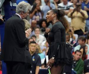 Serena Williams of the United States argues with referee Brian Earley during her Women's Singles finals match against Naomi Osaka of Japan at the 2018 US Open at the USTA Billie Jean King National Tennis Center in New York on September 8, 2018. - Osaka, 20, triumphed 6-2, 6-4 in the match marred by Williams's second set outburst, the American enraged by umpire Carlos Ramos's warning for receiving coaching from her box. She tearfully accused him of being a 'thief' and demanded an apology from the official. (Photo by TIMOTHY A. CLARY / AFP)