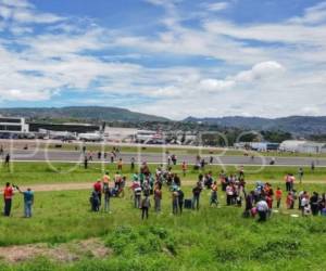 El personal y pasajeros permanecen en la pista del aeropuerto. Foto: Cortesía @hn_spotters