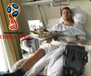 El portero de la selección alemana, Manuel Neuer, después de la cirugía de su pie izquierdo, en la clínica de Tübingen en Alemania. Foto: Cortesía de la cuenta oficial de Twitter de Manuel Neuer.