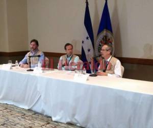 Miembros de la Misión Electoral durante conferencia de prensa.