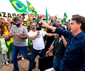 Bolsonaro formó parte de un mitin con sus seguidores, hasta donde llegó sin mascarilla y rompiendo las medidas de distanciamiento social.