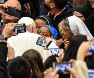 Este fue el momento en que el papa besó a la monja. AFP.