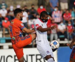 Jerry Bengtson disputa el balón ante Lobos UPNFM. Foto: Marvin Salgado / EL HERALDO