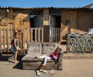 Niñas juegan afuera de su choza en el campamento de Jardim Julieta, en Sao Paulo, Brasil. Foto: AP