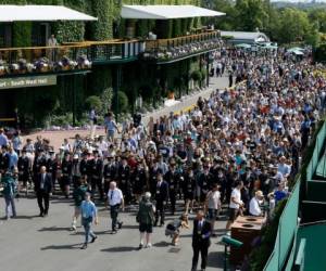 En esta foto del lunes 29 de junio de 2015, el público ingresa al complejo de canchas del torneo de Wimbledon.