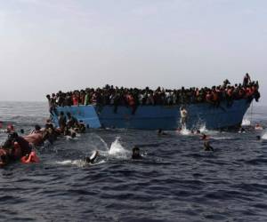 Los guardacostas que coordinan las labores de rescate en las aguas internacionales anunciaron que el martes lanzaron cerca de 30 operaciones de salvamento en las costas libias. Foto: AFP