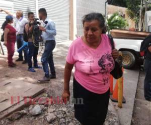 Momento en que la mujer iba a recoger el cadáver de su hijo que murió envenenado. Foto: Estalin Irías/ EL HERALDO.