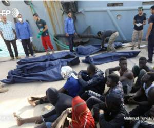 Cientos de estos inmigrantes mueren todos los años cruzando en condiciones extremas el Mediterráneo hacia Italia. Foto AFP
