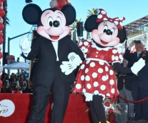 Mickey -que vistió de esmoquin en la ceremonia- recibió su estrella en noviembre de 1978. Foto: AFP