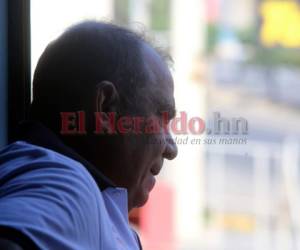 El periodista David Romero Ellner observa desde la ventana del edificio donde están ubicadas las oficinas de Radio Globo. (Foto: David Romero/El Heraldo)