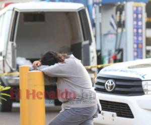 Los cadáveres de los jóvenes Gómez Pinzón y el de su acompañante fueron levantados por las autoridades correspondientes, mientras sus familiares sufrían en la dolorosa escena. Foto: Estalin Irías/ EL HERALDO.