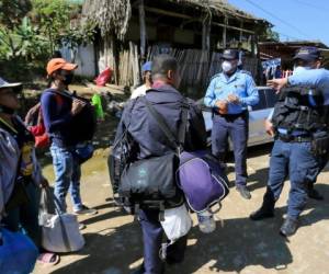 Con pocas pertenencias en bolsas y mochilas, unas 500 personas salieron de la gran terminal de transporte de San Pedro Sula, 180 km al norte de Tegucigalpa, rumbo a Corinto a donde llegaron horas después de un largo recorrido a pie, autobuses o automotores cuyos conductores los trasladaban de forma gratuita.